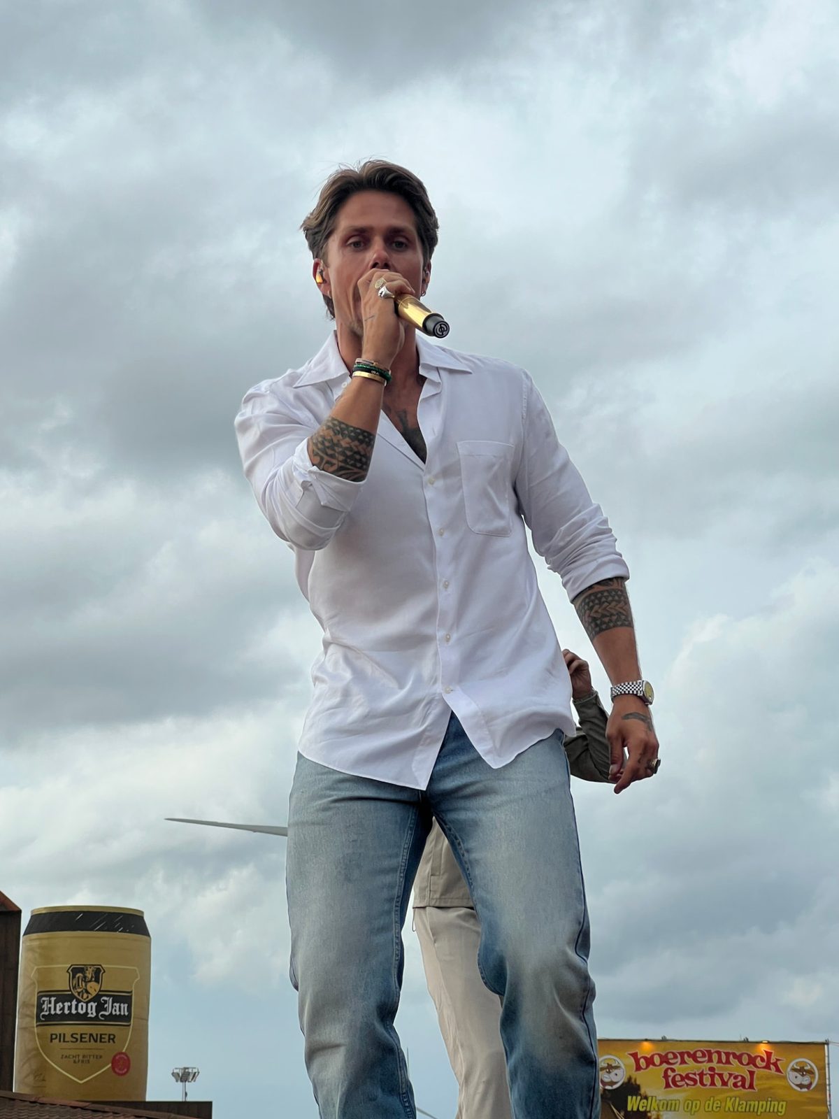 André Hazes Jr. zingt met de microfoon in de hand op Boerenrock Festival 2026