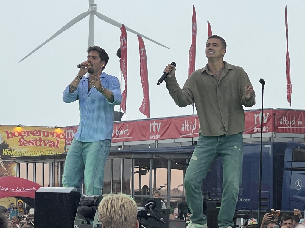Artiesten op het podium tijdens Boerenrock Festival