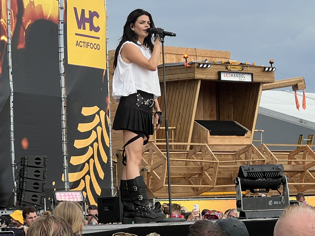 Zangeres tijdens optreden op Boerenrock Festival