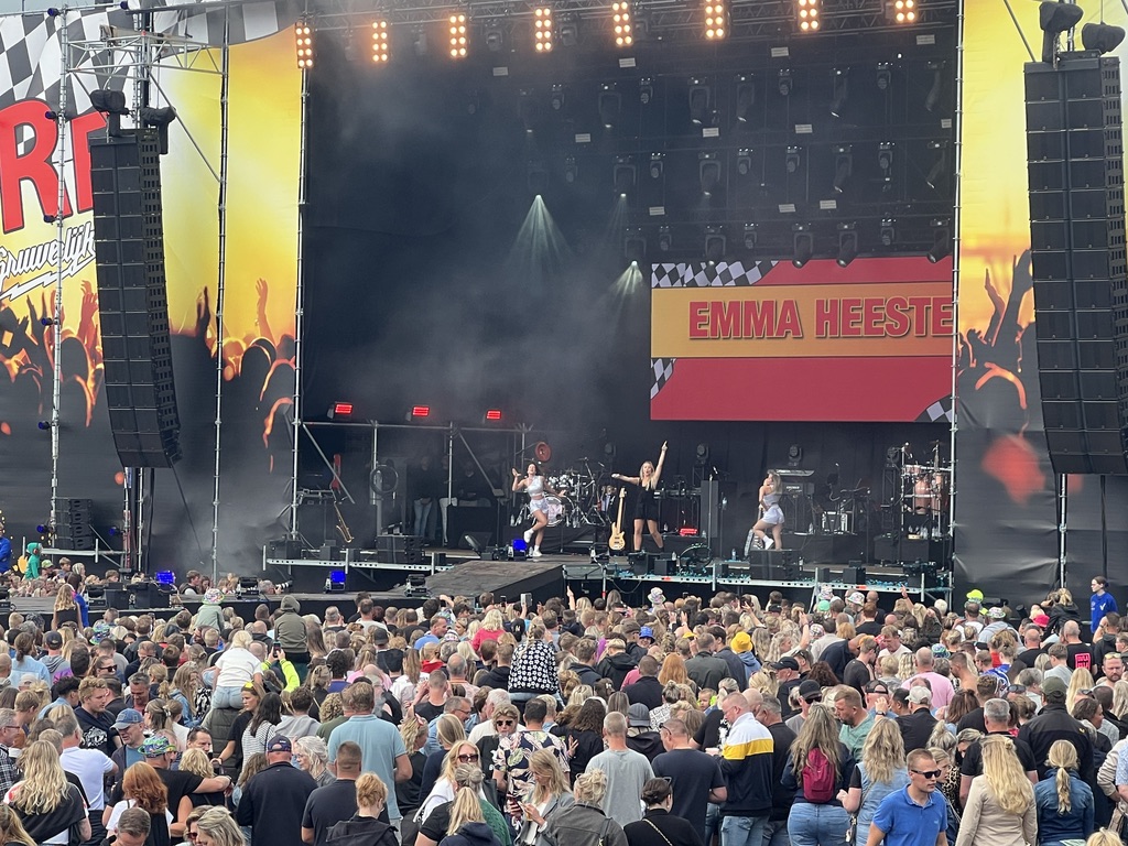 Volle festivalweide met publiek bij Boerenrock Festival