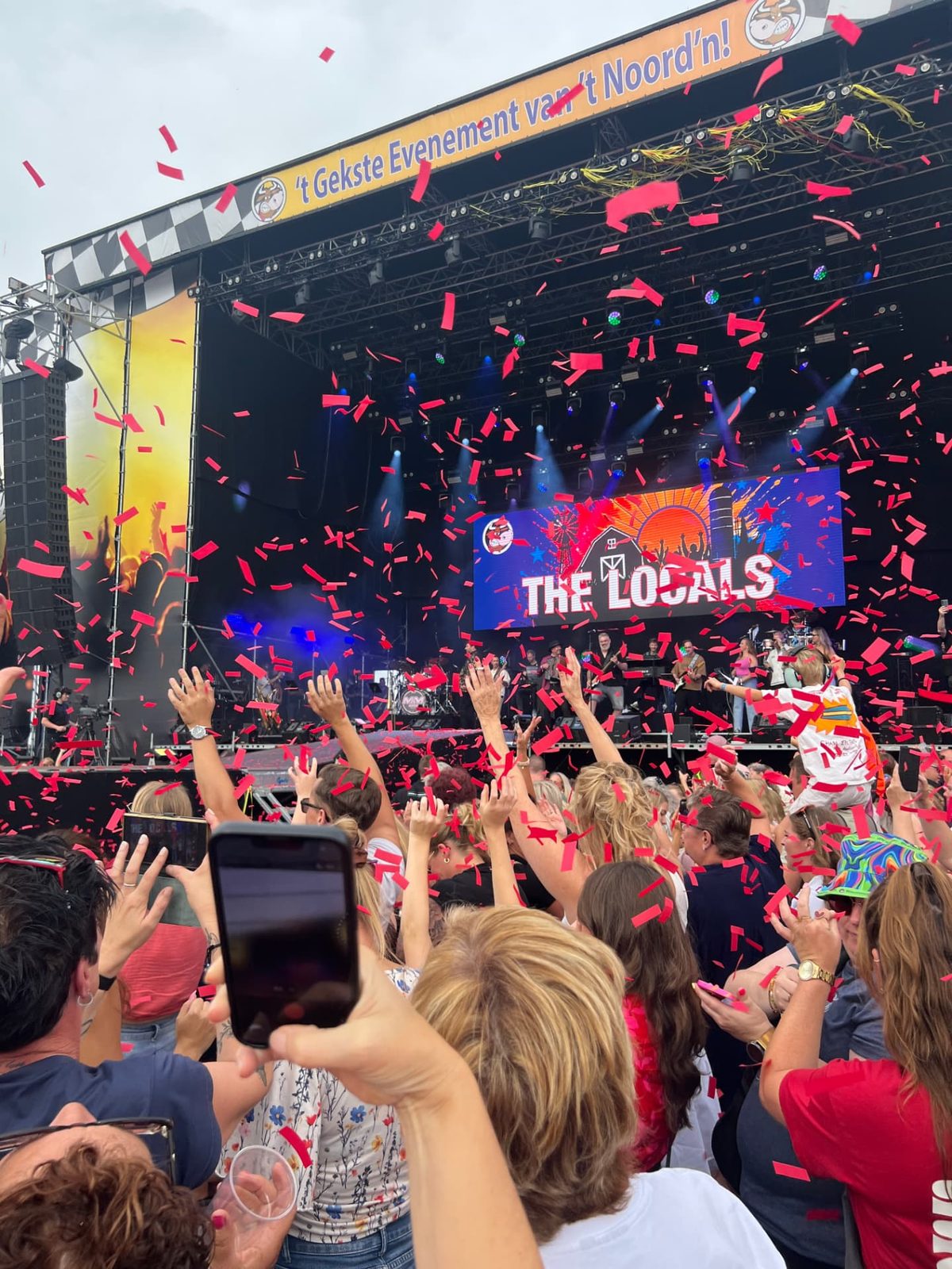 Volle weide met confetti en publiek bij het podium van Boerenrock Festival 2026