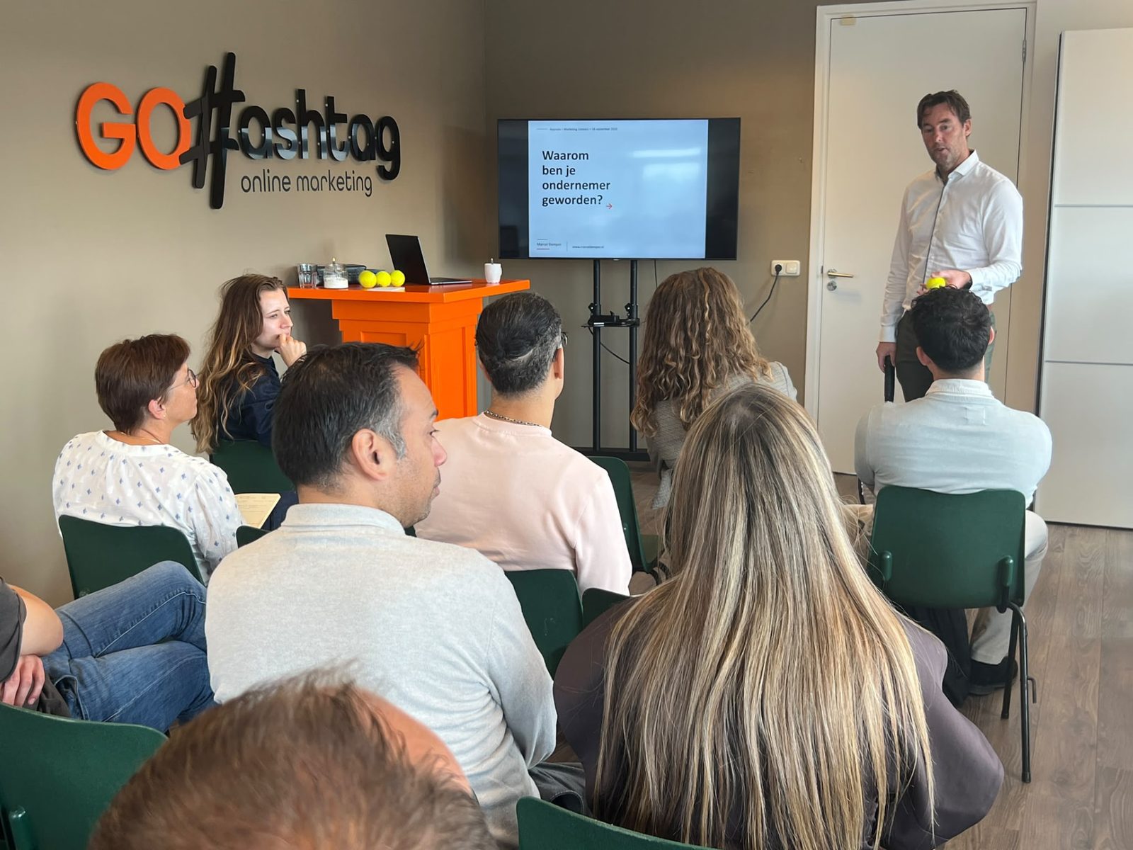 Spreker aan het woord voor een volle zaal bij GoHashtag tijdens Marketing Connect