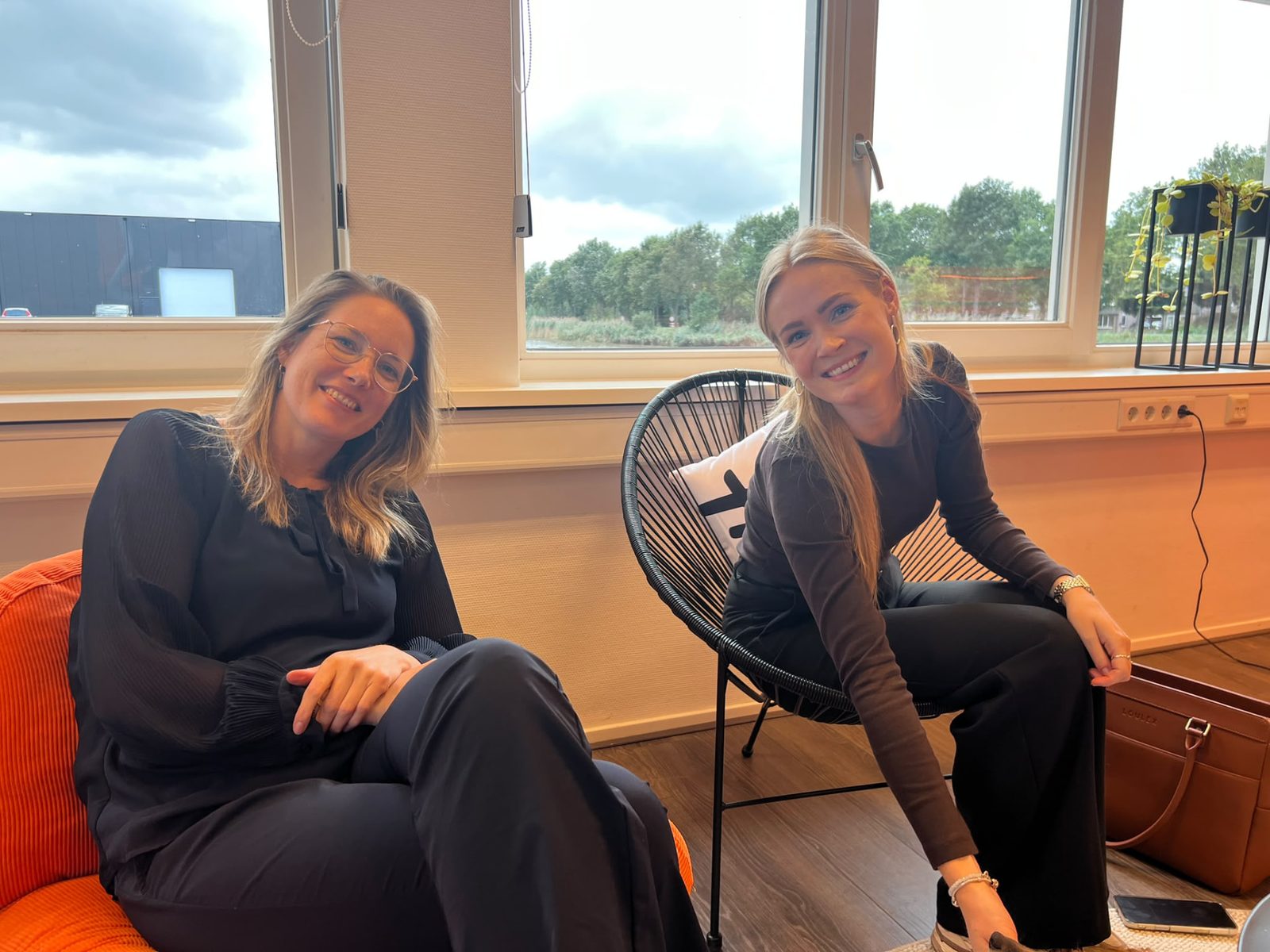 Bezoekers in gesprek tijdens de netwerkborrel van Marketing Connect