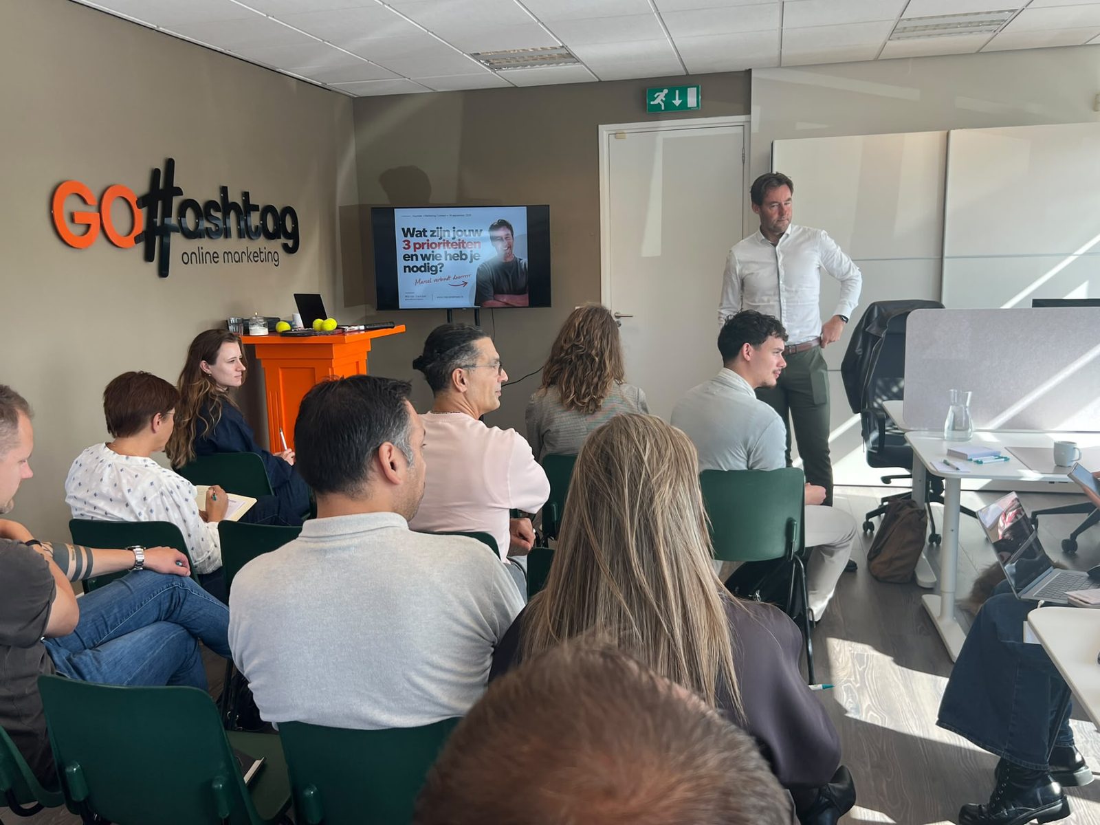 Sessie over online marketing in de kantoorruimte van GoHashtag