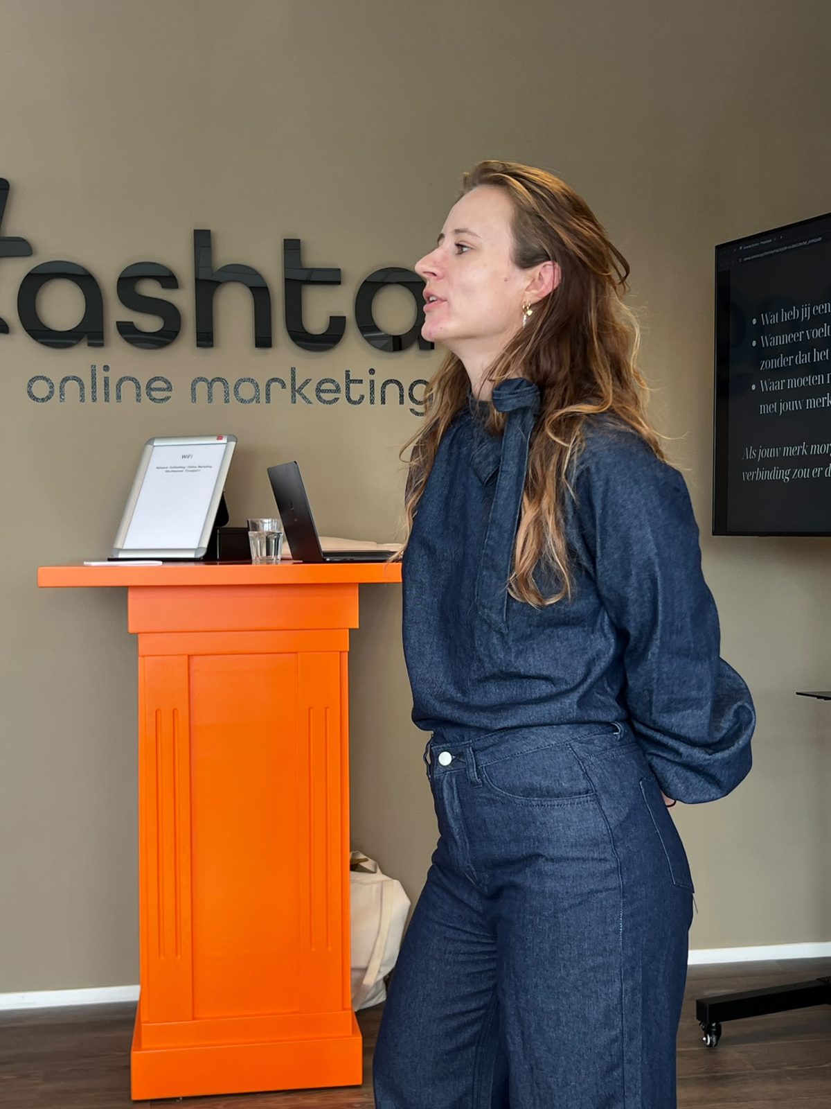 Amanda Morina aan de oranje spreekkolk tijdens Marketing Connect