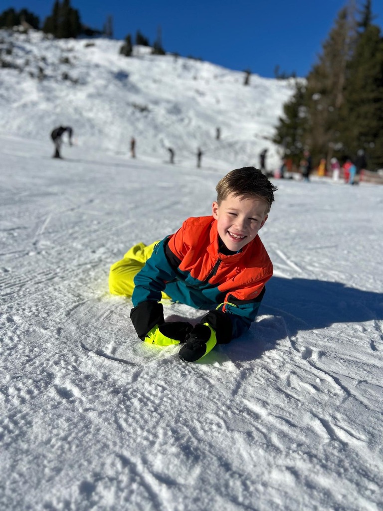 Lachend kind tijdens skiles in Gerlos