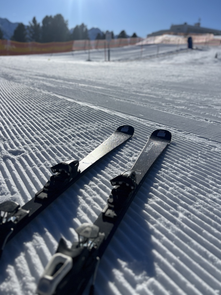 Ski's op een vers geprepareerde piste in Gerlos