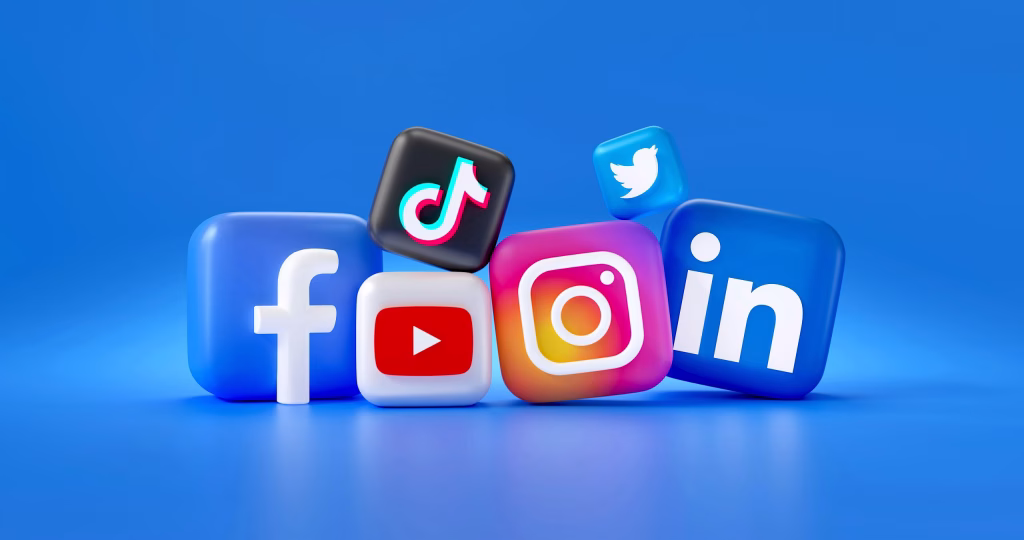 Social media iconen van Facebook, Instagram, LinkedIn, TikTok en YouTube op blauwe achtergrond